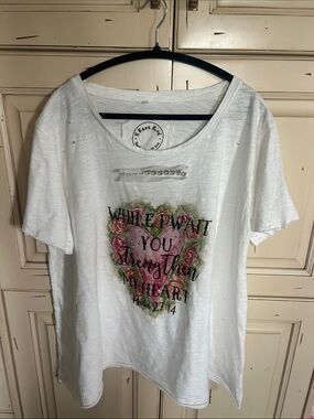 A Rare Bird Floral Heart Christian Tee Psalm 27:14 White NWOT
Size L/XL